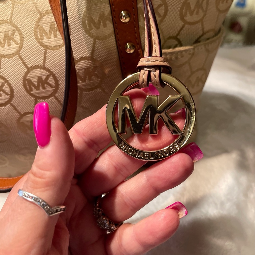 Michael Kors jet-set Signature Studded Tote - Picture 8 of 16